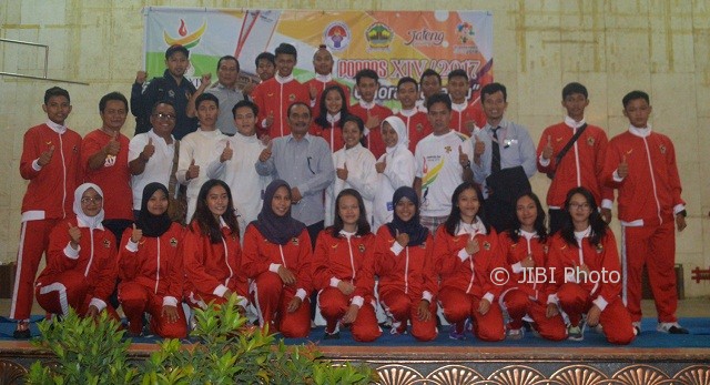 Tim Anggar Jateng di Popnas XIV 2017 berfoto bersama Ketua Umum Ikatan Anggar Seluruh Indonesia (Ikasi) Jateng, Kukuh Birowo (tengah), seusai pertandingan hari kedua di Hall MAJT Kota Semarang, Rabu (14/9/2017) malam. (JIBI/Semarangpos.com/Isrtimewa-Tim Humas Popnas Jateng)