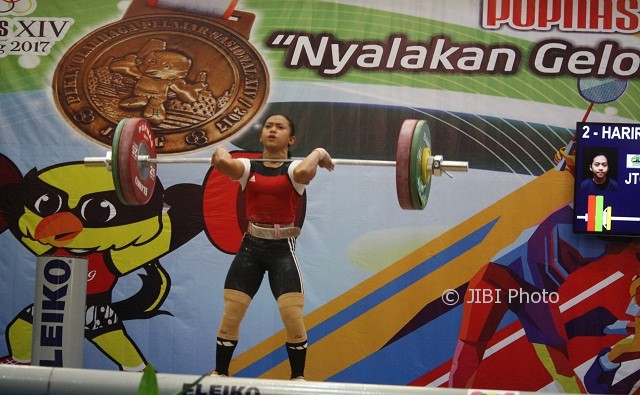 Lifter putri Siti Nafisatul Hariroh beraksi di vebue angkat besi Popnas XIV 2017 di Hotel Semesta, Kota Semarang, Jateng, Kamis (14/9/2017). (JIBI/Semarangpoa.com/Istimewa- Tim Humas Popnas Jateng)