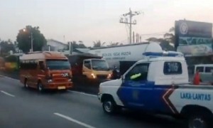 Angkutan umum (kiri) diadang mobil milik Unit Lakalantas Polrestabes Semarang (kiri) di Jl. Soekarno Hatta, Bergas, Kabupaten Semarang, Jawa Tengah (Jateng), Sabtu (16/9/2017) sekitar pukul 05.30 WIB. (Facebook.com-Ragilputra)