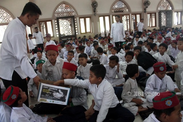 Para siswa SD-SMP memasukkan uang jajan mereka ke dalam kardus berlabel #Save Rohingya yang diedarkan petugas Lazismu Sragen saat aksi bela muslim Rohingya di Masjid Al Falah Sragen, Kamis (6/9/2017). (Tri Rahayu/JIBI/Solopos)