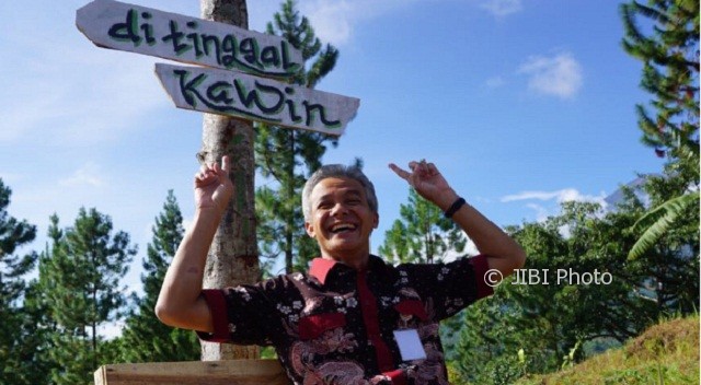 Gubernur Jateng Ganjar Pranowo berkunjung ke Bukit Tangkeban di Desa Nyalembeng, Kecamatan Pulosari, Kabupaten Pemalang, Jateng, Kamis (28/9/2017). (Instagram-@ganjar_pranowo)