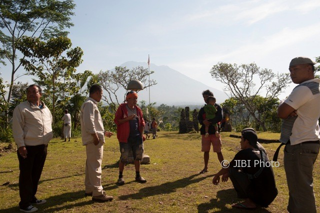 Warga berkumpul untuk mencari informasi aktivitas Gunung Agung di Pos Pemantauan Desa Rendang, Karangasem, Bali, Selasa (19/9/2017). (JIBI/Solopos/Antara/Nyoman Budhiana)
