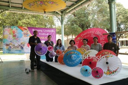 Koordinator Festival Payung Indonesia (FPI) 2017 Heru Mataya (kiri) berfoto bersama delegasi dari Bo Sang, Chiang Mai, Thailand, setibanya di Pura Mangkunegaran, Kamis (14/9/2017). (Istimewa/Dokumentasi Heru Mataya)