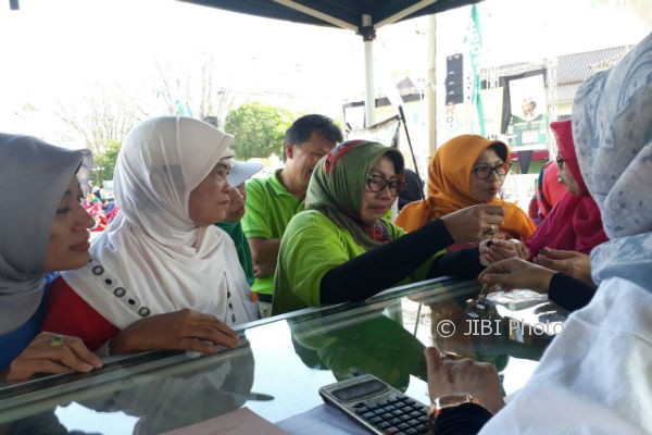 Bupati Gunungkidul, Badingah (ketiga dari kiri) sedang melihat perhiasan emas di bazar perhiasan saat acara gebyar mikro yang diselenggarakan oleh PT. Pegadaian di Alun-Alun Wonosari, Minggu (10/9/2017). (Irwan A. Syambudi/JIBI/Harian Jogja)