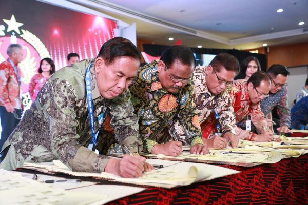 Direktur Utama Bank BPD DIY, Bambang Setiawan (kedua dari kiri) saat menandatangani MoU Samsat Online Nasional di Hotel Grand Sahid Jaya, Jakarta, Kamis (7/9/2017). (IST/dok. BPD DIY)