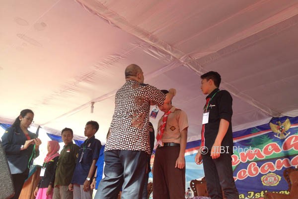 KGPAA Pakualam IX didampingi oleh GKR Condrokirono menyematkan tanda anggota Kemah Kebangsaan pada perwakilan Karang Taruna se-DIY, Sabtu (23/9/2017). (Rheisnayu Cyntara/JIBI/Harian Jogja)