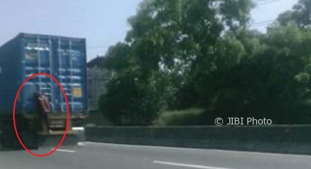 Seseorang menumpang di bumper belakang truk kontainer yang sedang melaju di kawasan Karangjati, Kecamatan Bergas, Kabupaten Semarang, Jateng. (Facebook.com-Amin Delahoya)