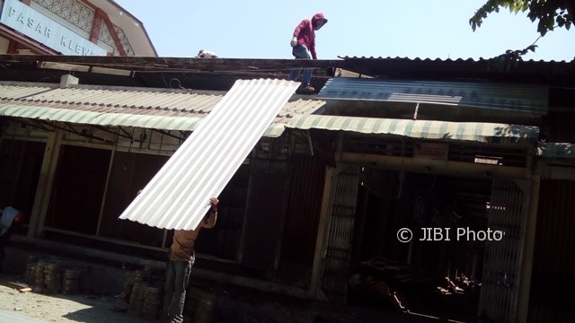 Pekerja membongkar atap Pasar Klewer Solo sisi timur, belum lama ini. (Bayu Jatmiko Adi/JIBI/Koran Solo)