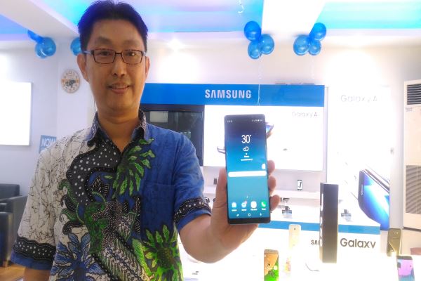 Direktur CV Prima Abadi, Samuel Kurniadi, menunjukkan Samsung Galaxy Note 8 saat peresmian Samsung Excellence Partner (SEP) Prima Abadi di Jl. Gejayan No.12, Jumat (8/9/2017). (Bernadheta Dian Saraswati/JIBI/Harian Jogja)