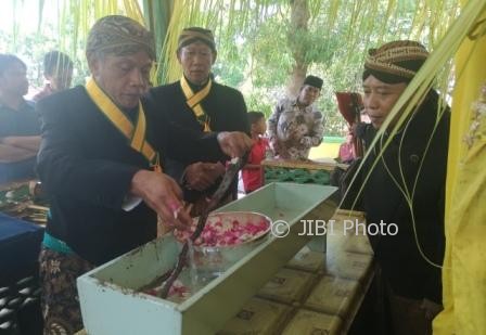 Wakil Bupati Wonogiri, Edy Santosa (kanan), melihat proses jamasan pusaka di kawasan Wisata Waduk Gajah Mungkur (WGM) Wonogiri, Minggu (1/10/2017). (Rudi Hartono/JIBI/Solopos)