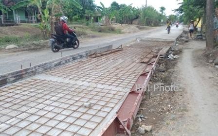Pengguna jalan melintas di jalan Sambirejo-Keyongan, Plupuh, Sragen, pekan lalu. (Kurniawan/JIBI/Solopos)