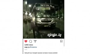 Unggahan video bus Mira dilempari batu oleh warga di Klaten. (Instagram)