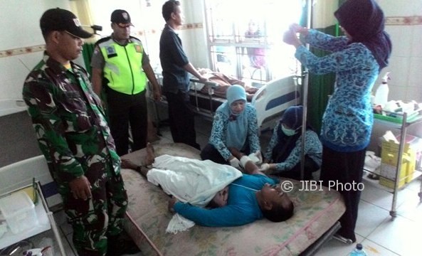 Heri Setiawan, 40, diperiksa tim medis lantaran setelah tersetrum kawat bertegangan listrik tinggi di Desa Majenang, Sukodono, Sragen, Senin (2/10/2017). (Istimewa/AKP Bambang Erwandi/Polsek Sukodono)