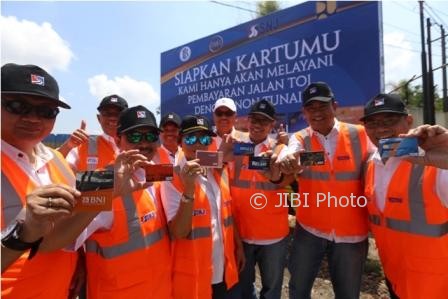 Perwakilan enam bank se-Soloraya menunjukkan kartu pembayaran tol secara elektronik saat sosialisasi di pintu tol Klodran, Colomadu, Karanganyar, Minggu (1/10/2017). (Nicolous Irawan/JIBI/Solopos)