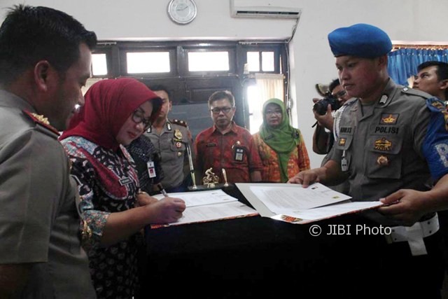 Bupati Sragen Kusdinar Untung Yuni Sukowati (dua dari kiri) menandatangani MoU dengan Polres Sragen terkait rekrutmen anggota Polri di Mapolres Sragen, Selasa (3/10/2017). (Tri Rahayu/JIBI/Solopos)