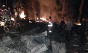 Petugas pemadam kebakaran bersama anggota Polsek Tugu memadamkan api di rumah penggergajian di Desa Pucanganak, Tugu, Trenggalek, Senin (2/10/2017). (Istimewa/polrestrenggalek.com)