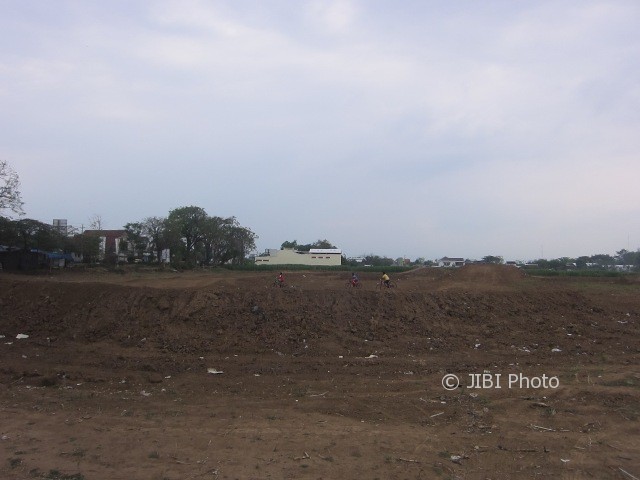 Sejumlah bocah bermain di sirkuit motocross Papahan, Tasikmadu, Karanganyar, Selasa (3/10/2017). (Ponco Suseno/JIBI/Solopos)