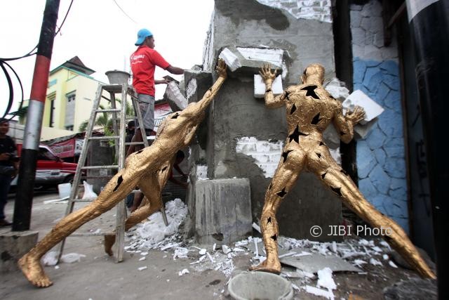 Sejumlah pekerja seni membuat tembok sebagai salah satu bagian patung dari karya Yulhendri berjudul Kuat dalam Proyek seni Jogja Street Scupture Project (JSSP) 2017 "Jogjatopia" di kawasan Stadion Kridosono, Kotabaru, Yogyakarta, Selasa (03/10/2017). (Desi Suryanto/JIBI/Harian Jogja)