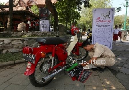 Siswa SMK Warga Solo memperbaiki sepeda motor milik maestro keroncong Gesang Martohartono di Omah Sinten Heritage Hotel and Resto, Solo, Selasa (3/10/2017). (Nicolous Irawan/JIBI/Solopos)
