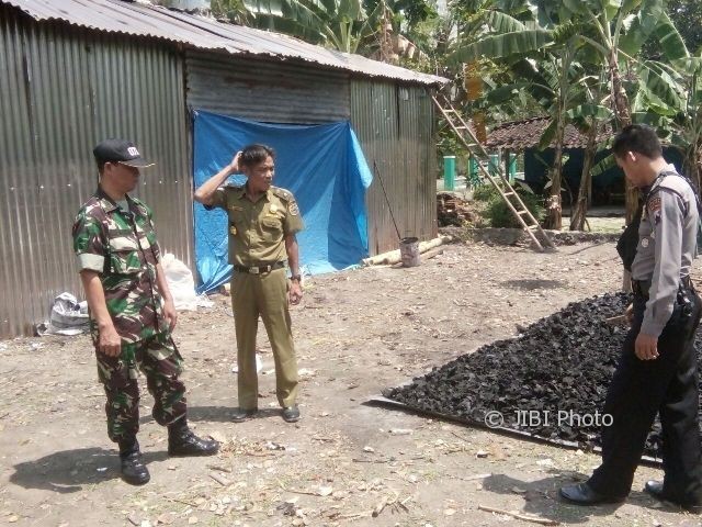 Aparat gabungan berjaga di tempat usaha pembuatan arang di Kalioso, Jetiskarangpung, Kalijambe, Sragen, Rabu (4/10/2017) sore. (Istimewa)