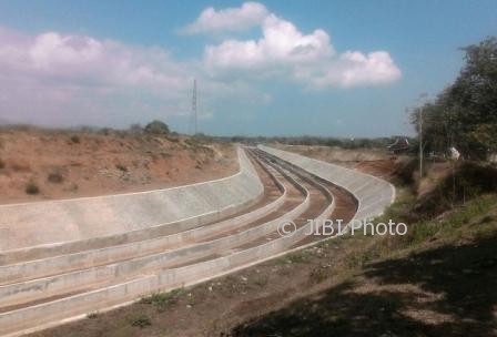 Bangunan saluran irigasi baru dengan empat lajur dibangun di sebelah utara Dam Colo, Sukoharjo, Kamis (5/10/2017). (Trianto Hery Suryono/JIBI/Solopos)