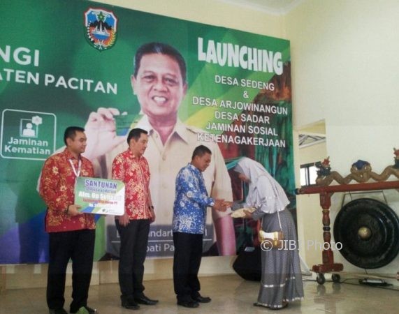 Bupati Pacitan Indartato meluncurkan Desa Sadar Jaminan Sosial Ketenagakerjaan di Balai Desa Arjowinangun, Pacitan, Kamis (5/10/2017). (Istimewa/pacitankab.go.id)