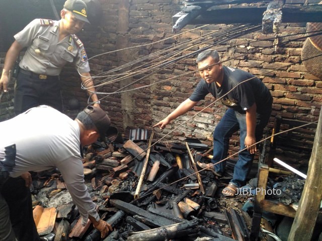 Kapolsek Tanon AKP Agus Jumadi memeriksa dapur milik Suparmin yang terbakar di Desa Gading, Tanon, Sragen, Jumat (6/10/2017). (Istimewa/Polsek Tanon)