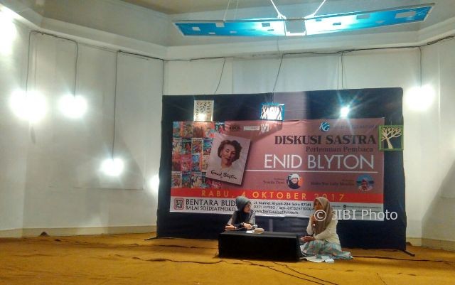 Narasumber Pertemuan Pembaca Enid Blyton, Yessita Dewi (kiri) dengan moderator Rizka Nur Laily Mualifa, berbagi kenangan tentang novel karya Enid Blyton, Rabu (4/10/2017). Istimewa