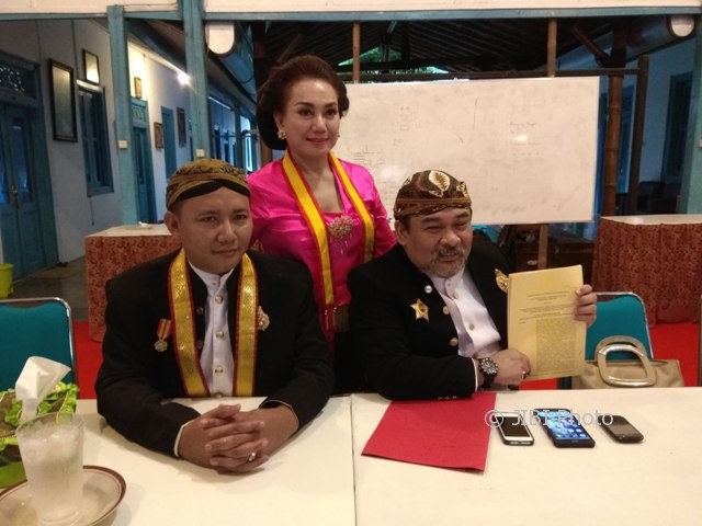 Juru bicara Sinuhun PB XIII, K.P.A. Ferry Firman Nurwahyu (kanan), menunjukkan surat keputusan (SK) bebadan baru di Sasana Putra Keraton Solo, Minggu (8/10/2017). (Ivan Andimuhtarom/JIBI/Solopos)