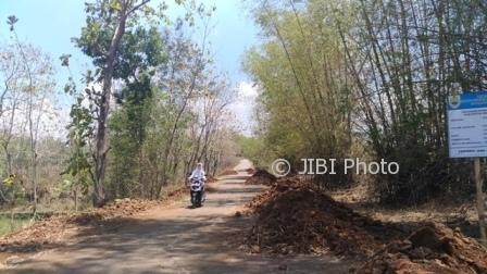 Pengguna jalan melintas di jalur Pungsari-Sangiran, Kalijambe, Sragen, yang sedang diperbaiki, pekan lalu. (Kurniawan/JIBI/Solopos)