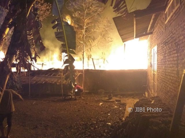 Api menyala-nyala di gudang penyimpanan kayu bahan mebel di Dukuh Kembangan, Desa Nepen, Teras, Minggu (8/10/2017) dini hari. (Foto Istimewa/ Dokumen Polsek Teras)