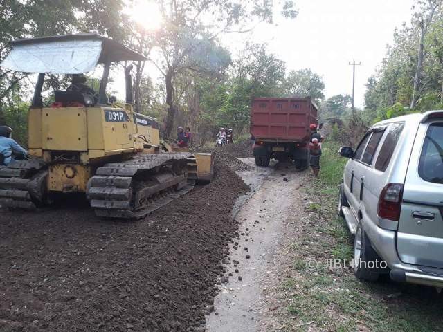 Pekerja memperbaiki jalan di kawasan Wanawisata Waduk Kedung Ombo (WKO), Boyolali, Minggu (8/10/2017). (Istimewa/ Dokumen Pujiyanto/ Perangkat Desa Wonoharjo)