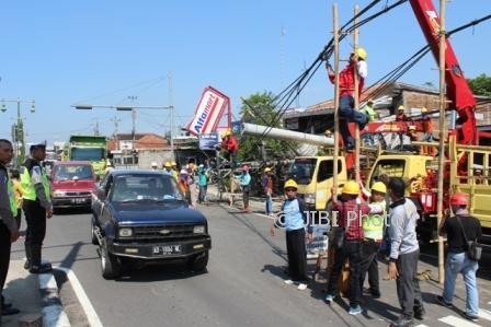 Teknisi PLN memperbaiki jaringan serta tiang listrik yang patah di Dukuh Ngaran, Desa Mlese, Ceper, Senin (9/10/2017). (Taufiq Sidik Prakoso/JIBI/Solopos)