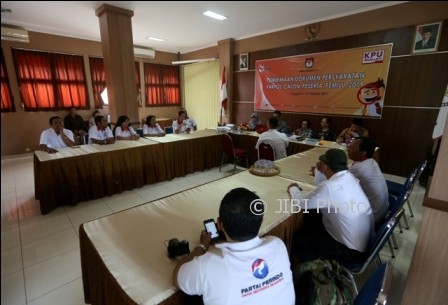 Perwakilan DPD Partai Perindo Solo mendaftar di Kantor KPU Solo, Senin (9/10/2017). (Nicolous Irawan/JIBI/Solopos)