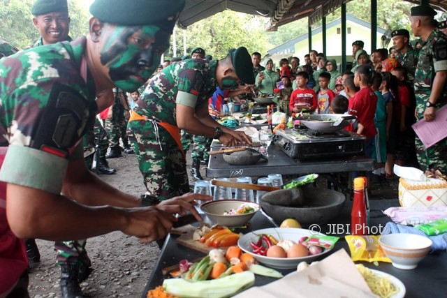 Prajurit juru masak dari Kompi Markas mengiris bumbu bakmi goreng saat lomba memasak estafet dalam perayaan HUT ke-51 Yonif Raider 408/Suhbrastha Sragen, Selasa (10/10/2017). (Tri Rahayu/JIBI/Solopos)