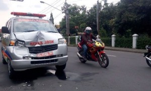 Kondisi kendaraan yang rusak setelah terlibat kecelakaan di Jl. A. Yani, Solo, Selasa (10/10/2017) siang. (Istimewa/Satlantas Polresta Solo)