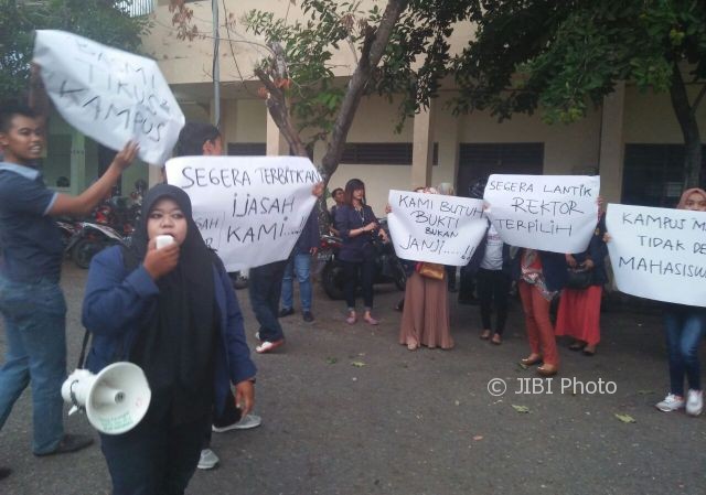 Puluhan mahasiswa Unmer Ponorogo berdemo di halaman kampus Unmer Ponorogo, Selasa (10/10/2017) sore. (Abdul Jalil/JIBI/Madiunpos.com)