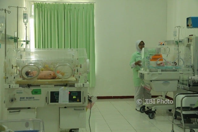 Seorang petugas RSUD Dr. Harjono, Ponorogo, merawat bayi kembar tiga di rumah sakit tersebut, Rabu (11/10/2017). (Abdul Jalil/JIBI/Madiunpos.com)