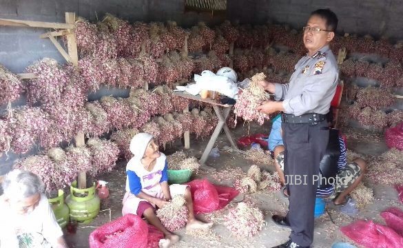 Seorang polisi menyambangi petani bawang merah di lapak Dusun Ngloko Desa Panekan, Eromoko, Wonogiri, Rabu (11/10/2017) siang. (Istimewa/Humas Polsek Eromoko)