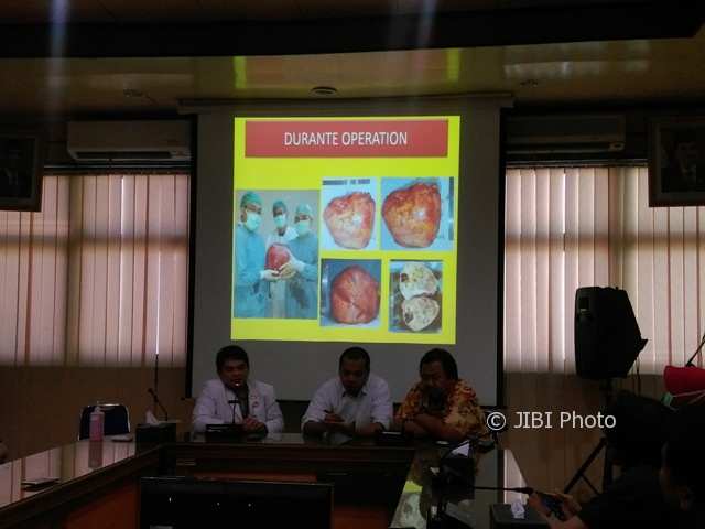 Dokter spesialis ortopedi onkologi RSUD Dr. Moewardi Solo dr. Rhyan Darma Saputra (kiri) menjelaskan prosedur operasi tumor ganas di tulang belikat pasien RS tersebut, Kamis (12/10/2017). (Istimewa/Ari Purnomo)