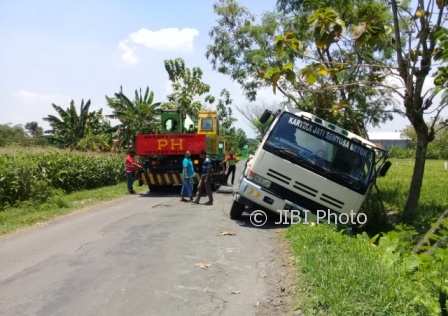 Truk molen terperosok ke sawah Desa Sabranglor, Trucuk, Klaten, Rabu (11/10/2017). (Taufiq Sidik Prakoso/JIBI/Solopos)