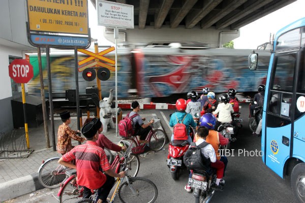 Warga menunggu kereta api melintas di bawah jembatan layang Janti, September 2017 lalu. (Desi Suryanto/JIBI/Harian Jogja)