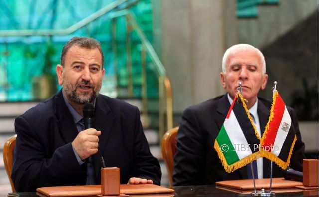 Delegasi Hamas Saleh Arouri (kiri) dan Pemimpin Fatah Azzam Ahmad setelah rekonsiliasi di Kairo, Mesir, 12 Oktober 2017. (JIBI/Reuters/Amr Abdallah Dalsh)