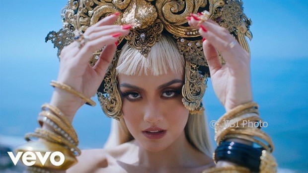 Agnez Mo di video klip Long As I Get Paid (Youtube)