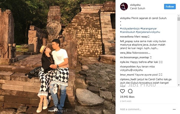 Foto liburan romatis Vicky Shu dan suaminya di Candi Sukuh (Instagram @vickyshu)