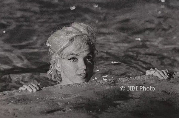 Foto seksi Marilyn Monroe di kolam renang (Thesun.co.uk)