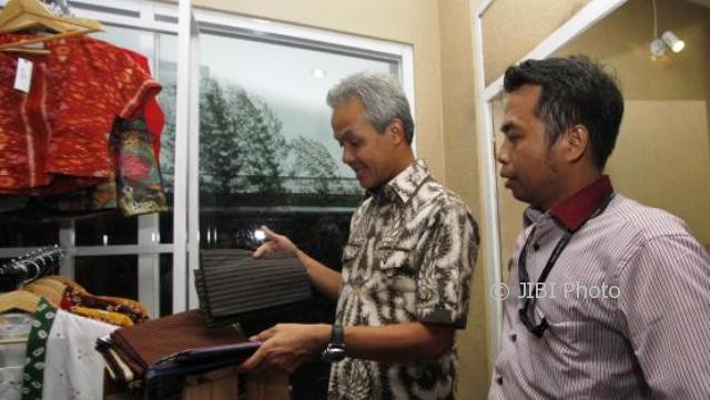 Gubernur Jawa Tengah Ganjar Pranowo memilih kain batik dan lurik dengan didampingi Pemimpin Redaksi Solopos Suwarmin di gerai tokosolopos.com, Jl. Adisucipto 190, Solo, Rabu (1/3/2017). (M. Ferri Setiawan/JIBI/Solopos)