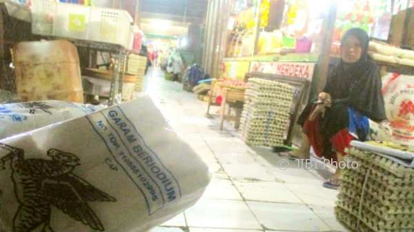 Pedagang garam di Pasar Argosari, Kecamatan Wonosari, Dwi S. menunggui dagangannya, Kamis (12/10/2017). (Irwan A. Syambudi/JIBI/Harian Jogja)