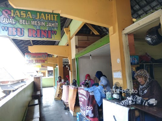 Penjahit permak baju di Pasar Beringharjo ini dapat ditemui di lantai tiga di sisi utara dan setiap hari melayani permak baju, potong celana dan lainnya. Gambar diambil Selasa (3/10/2017). (Holy Kartika N.S/JIBI/Harian Jogja)