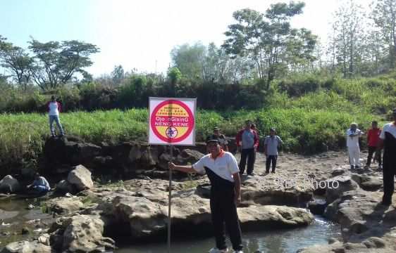 Pemerintah kecamatan dan warga Baturetno mendeklarasikan Kecamatan Baturetno Bebas dari BABS di bantaran Sungai Janglot, Kamis (12/10/2017). (Istimewa/ dok. Camat Baturetno)